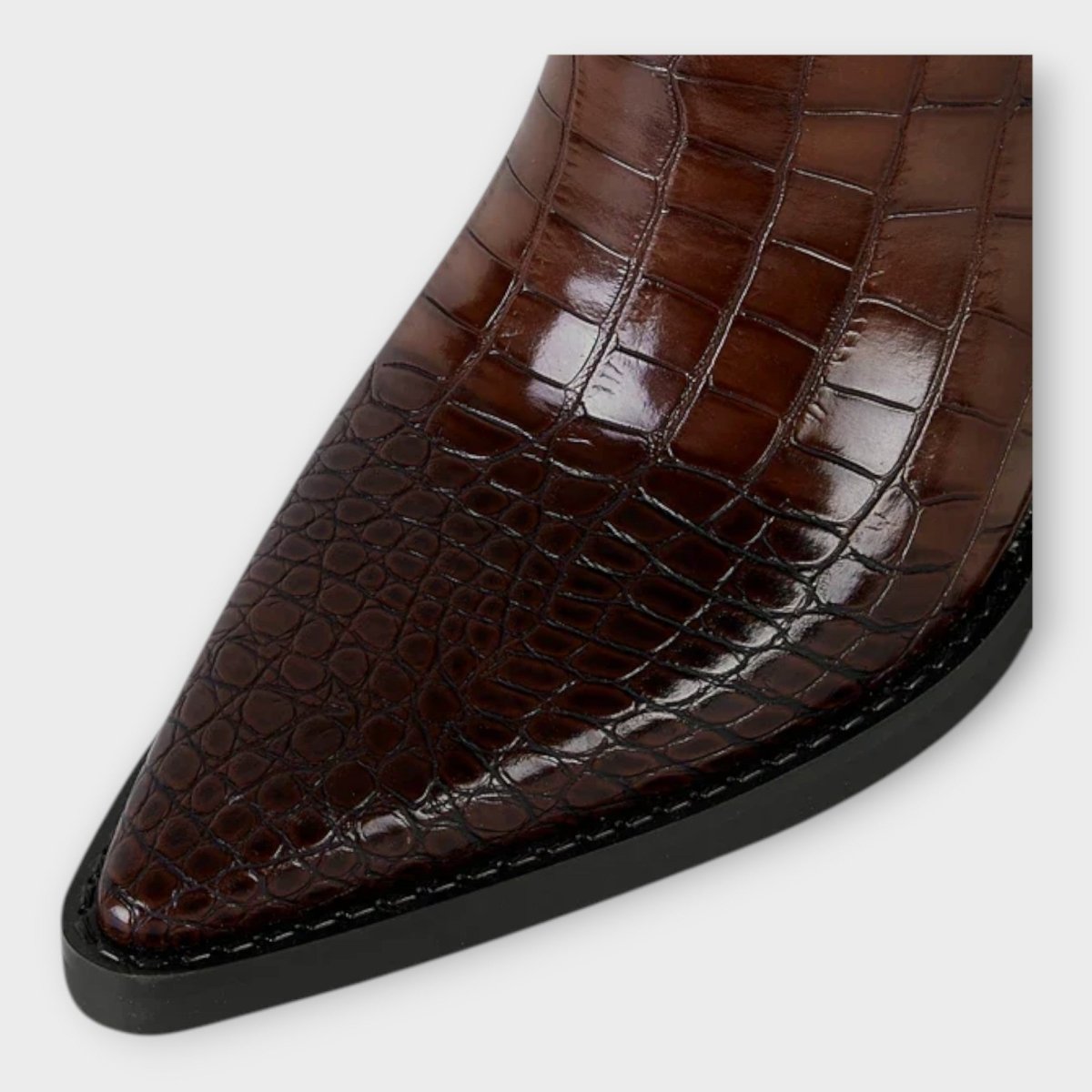 Botas com Design Croco e Salto Elegante - | Benedita Lisboa