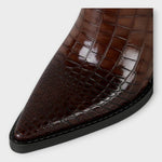 Botas com Design Croco e Salto Elegante - | Benedita Lisboa