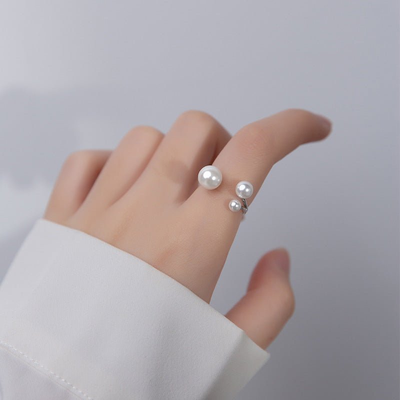 BrilhoNova Anel Triangular Ajustável Pérolas - Elegância - | Benedita Lisboa