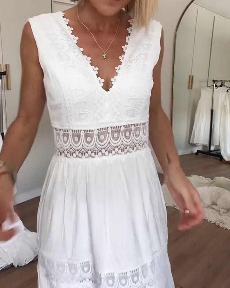 Kim™ | Vestido em Renda com Decote em V - | Benedita Lisboa