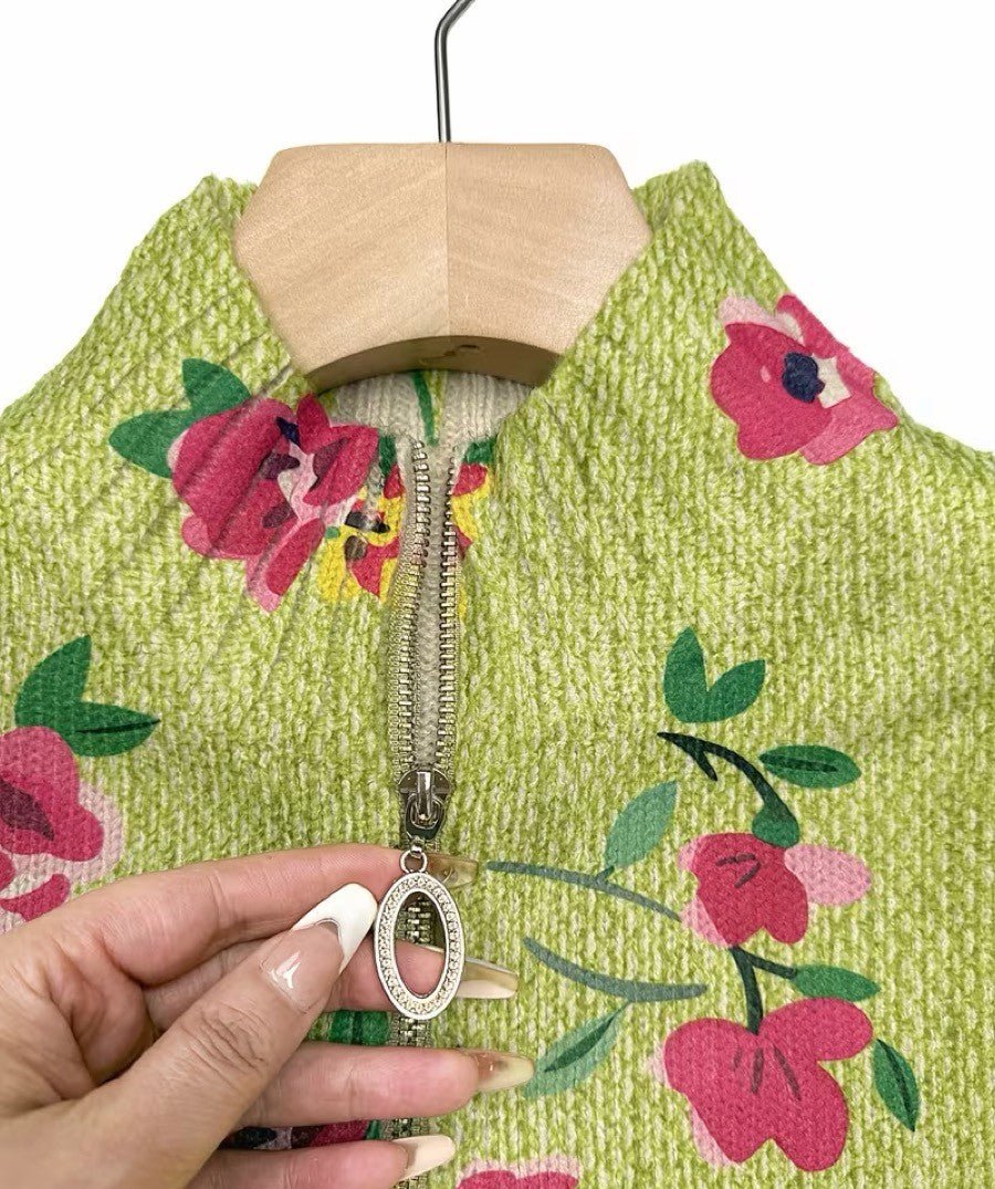Margot™ | Casaco de Malha com Fecho e Flores Rosa sobre Lima - | Benedita Lisboa