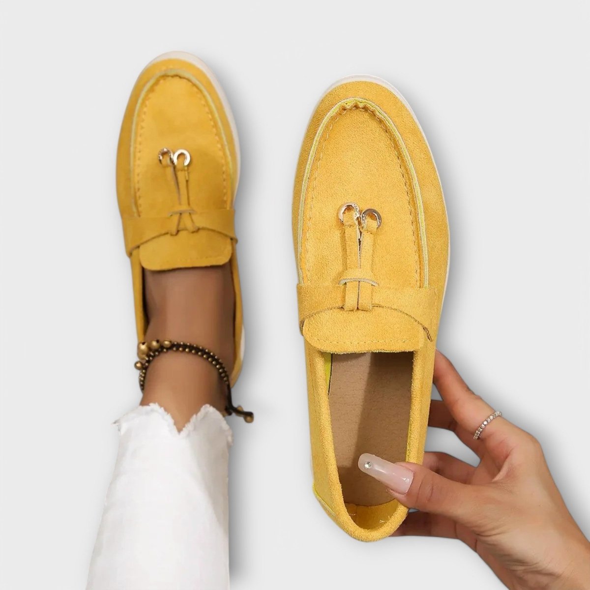 Mocassins Femininos Beiges com Cordão Decorativo - | Benedita Lisboa