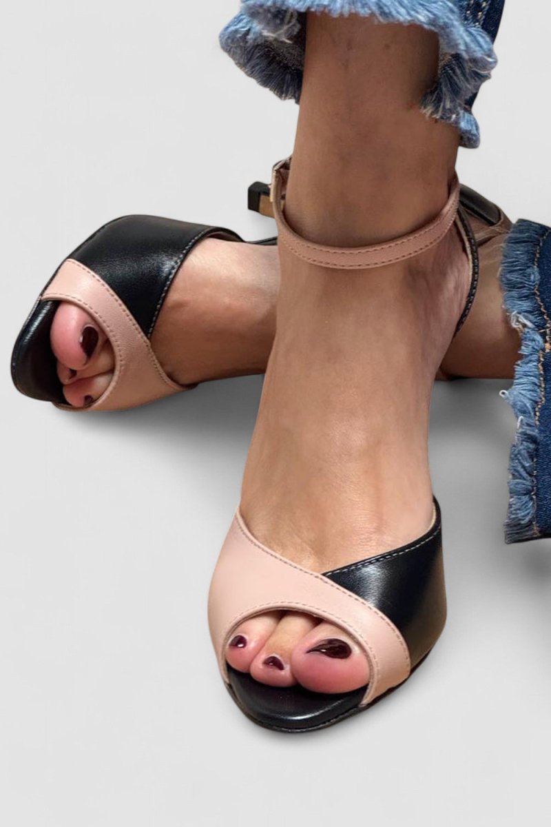 Noirella™ | Sapatos de salto médio com tira no tornozelo - | Benedita Lisboa