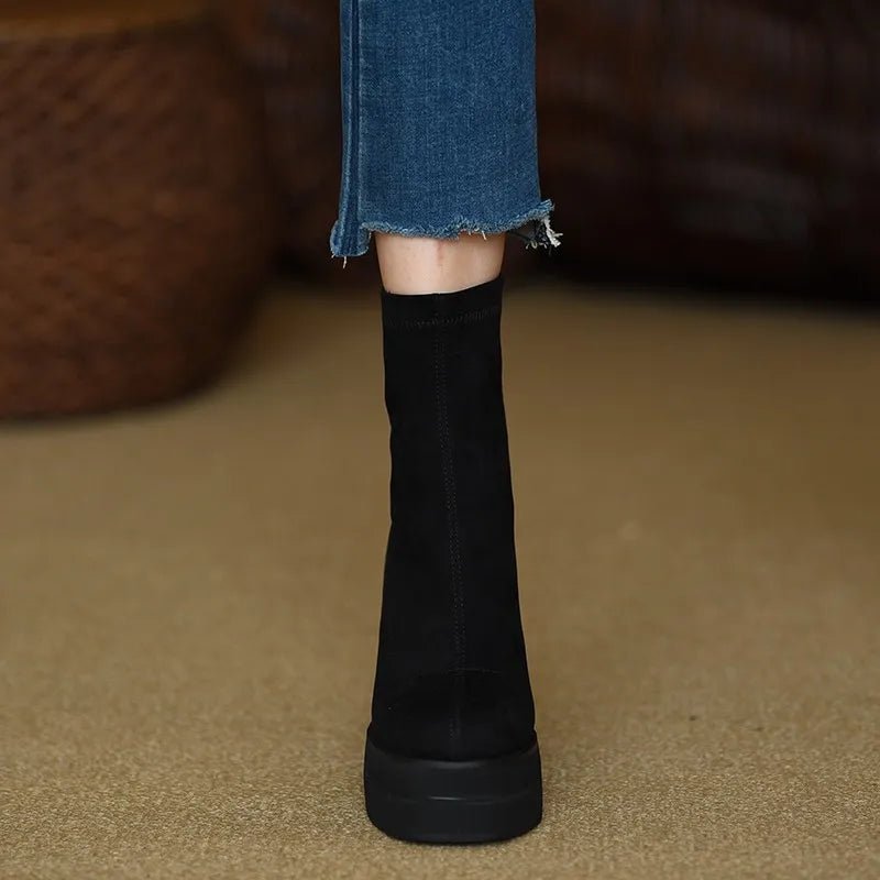 Olga™ | Botas com estilo moderno com o conforto da camurça - | Benedita Lisboa