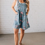 ROSA™ | MACACÃO FLORAL EM DENIM, SUPER GIRO E PRÁTICO, IDEAL PARA DIAS QUENTES - Women | Benedita Lisboa