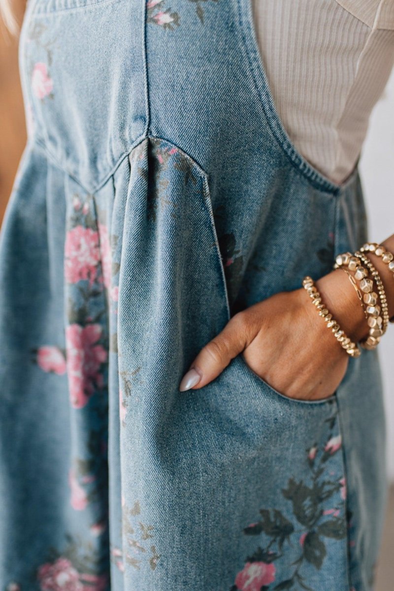 ROSA™ | MACACÃO FLORAL EM DENIM, SUPER GIRO E PRÁTICO, IDEAL PARA DIAS QUENTES - Women | Benedita Lisboa