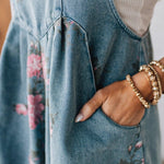 ROSA™ | MACACÃO FLORAL EM DENIM, SUPER GIRO E PRÁTICO, IDEAL PARA DIAS QUENTES - Women | Benedita Lisboa