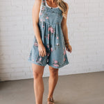 ROSA™ | MACACÃO FLORAL EM DENIM, SUPER GIRO E PRÁTICO, IDEAL PARA DIAS QUENTES - Women | Benedita Lisboa