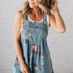 ROSA™ | MACACÃO FLORAL EM DENIM, SUPER GIRO E PRÁTICO, IDEAL PARA DIAS QUENTES - Women | Benedita Lisboa