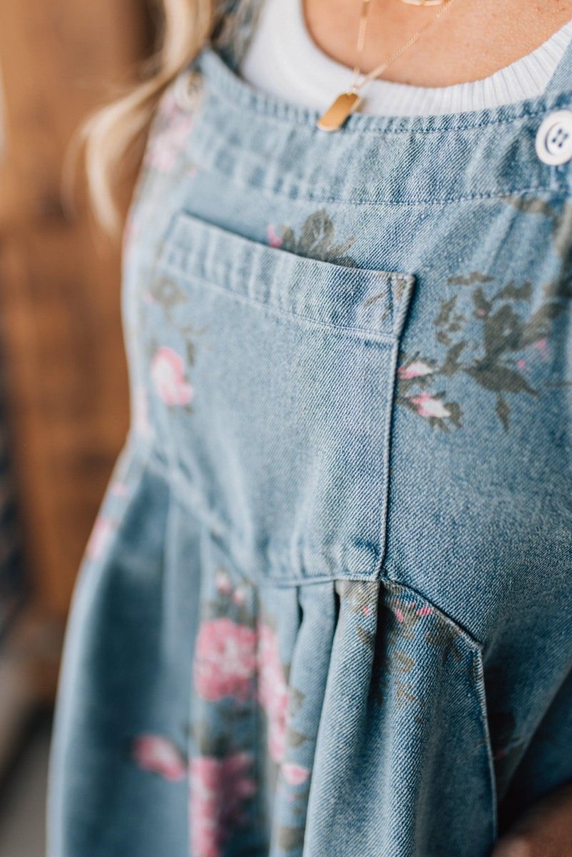 ROSA™ | MACACÃO FLORAL EM DENIM, SUPER GIRO E PRÁTICO, IDEAL PARA DIAS QUENTES - Women | Benedita Lisboa