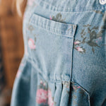 ROSA™ | MACACÃO FLORAL EM DENIM, SUPER GIRO E PRÁTICO, IDEAL PARA DIAS QUENTES - Women | Benedita Lisboa