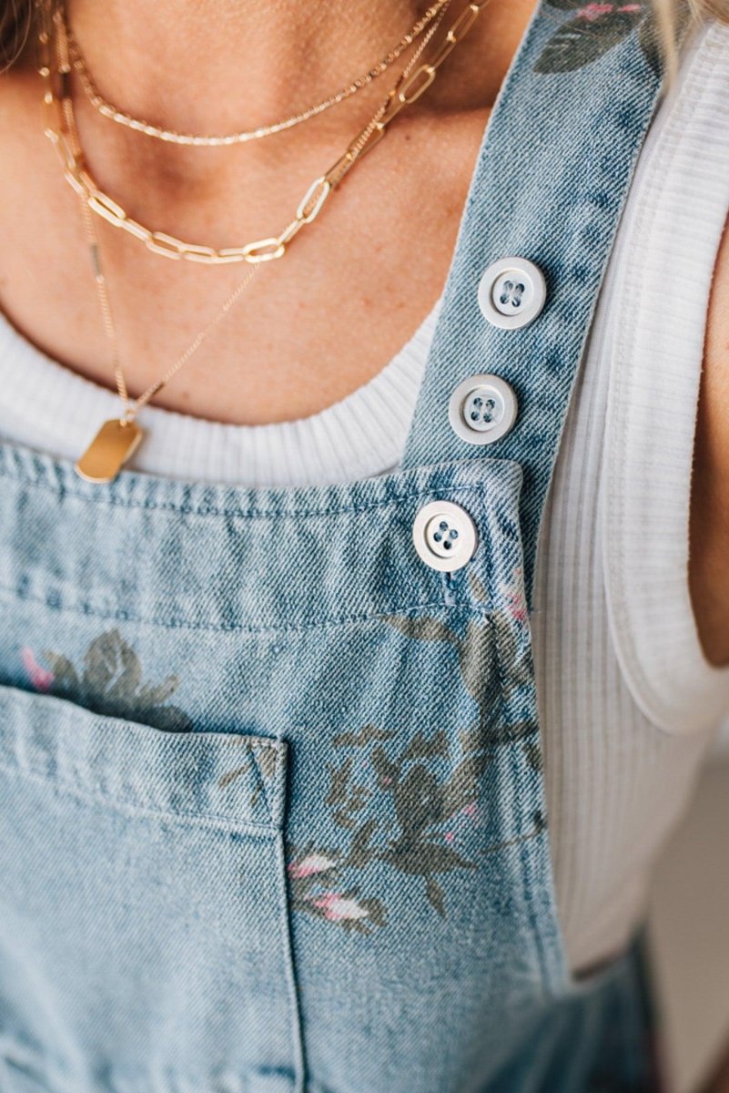 ROSA™ | MACACÃO FLORAL EM DENIM, SUPER GIRO E PRÁTICO, IDEAL PARA DIAS QUENTES - Women | Benedita Lisboa