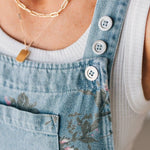 ROSA™ | MACACÃO FLORAL EM DENIM, SUPER GIRO E PRÁTICO, IDEAL PARA DIAS QUENTES - Women | Benedita Lisboa