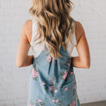 ROSA™ | MACACÃO FLORAL EM DENIM, SUPER GIRO E PRÁTICO, IDEAL PARA DIAS QUENTES - Women | Benedita Lisboa