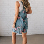 ROSA™ | MACACÃO FLORAL EM DENIM, SUPER GIRO E PRÁTICO, IDEAL PARA DIAS QUENTES - Women | Benedita Lisboa