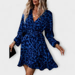 Vestido de leopardo elegante com decote em V e cinto ajustável - | Benedita Lisboa
